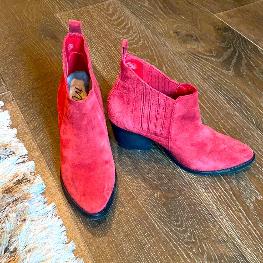 Red suede boots with rubber heel.